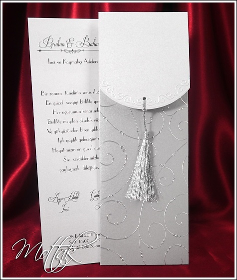 Dvoudílné stříbřité svatební oznámení 5442 se střapečkem.